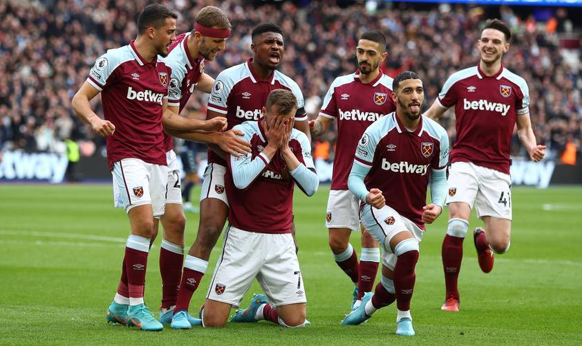 科沃德在30分钟内打出23分14板5助&历史第二位新秀