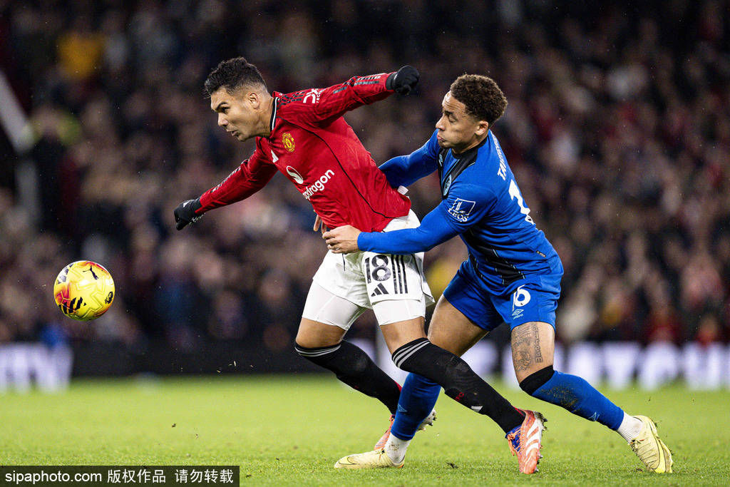 斯洛特执教利物浦遭遇挑战，进攻防守问题突出，萨拉赫争议，压力倍增。